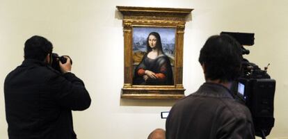 People take  pictures of an authenticated contemporary copy of Leonardo da Vinci&#039;s Mona Lisa.