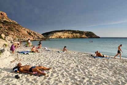 Los turistas toman el sol en la playa de la Isola dei Conigli (Isla Conejo).