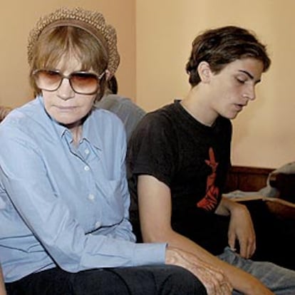 Nadine Trintignant y Roman Kolinka, madre e hijo de Marie Trintignant, el pasado 31 de julio en Vilna (Lituania).