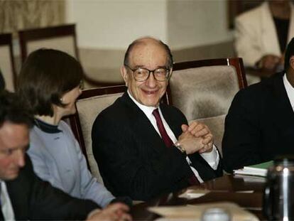 Alan Greenspan, en el centro, asiste a su última reunión como presidente de la Reserva Federal en Washington.