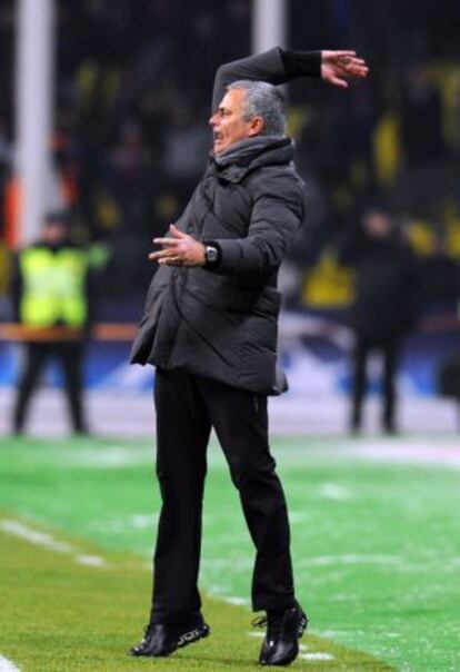 El entrenador del Real Madrid, José Mourinho, durante el partido contra el CSKA.