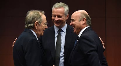 Los ministros de Finanzas de Italia, Francia y España charlan durante el último Eurogrupo del pasado julio