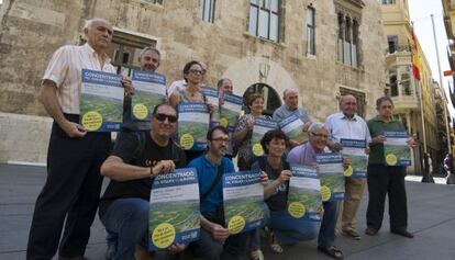 Representantes de las entidades adheridas a la Mesa pel X&uacute;quer ayer ante el Palau de la Generalitat. 