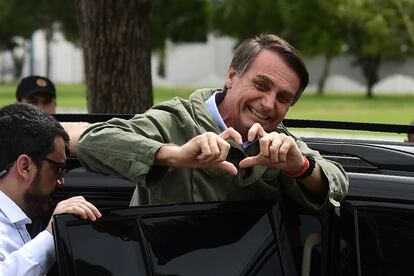 O candidato à Presidência do Brasil do PSL, Jair Bolsonaro, faz um gesto de coração para os seus apoiadores após votar no Rio de Janeiro.