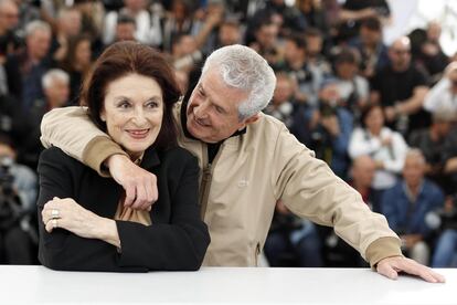 El director francés Claude Lelouch (derecha) abraza a la actriz Anouk Aimee, durante la presentación de la película 'Les Plus Belles Annees d'une Vie', este sábado en Cannes.