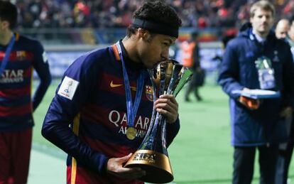 Neymar con la copa del Mundial de Clubes.