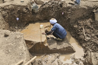 Grabungsareal Nr. 221 des Heliopolis-Project. Der Fund des Tempelportals von König Nektanebos I., unter dem Grundwasserspiegel.