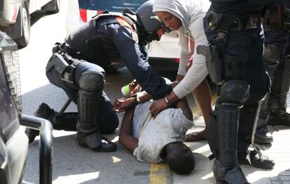 Els Mossos detenen un home pels aldarulls a Salou.