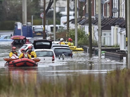 Serviços de emergência realizam resgate em Nantgarw (Gales) depois das inundações por causa da tempestade Dennis.