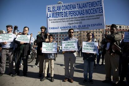 Miembros de la comunidad islámica se solidarizan en el homenaje en recuerdo de las víctimas de los atentados del 11-M, en la estación de Atocha.