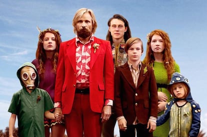 Viggo Mortensen (de rojo) está nominado al mejor actor por 'Captain fantastic'.