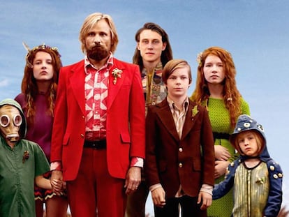 Viggo Mortensen (de rojo) está nominado al mejor actor por 'Captain fantastic'.