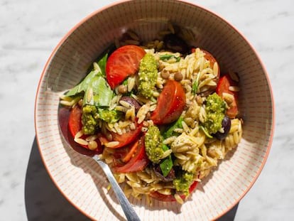 Ensalada de tomate y orzo (piñones de pasta)