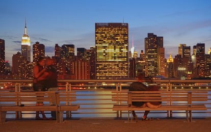 Vistas al Midtown de Manhattan desde el Gantry Plaza State Park, en Long Island City, Nueva York.