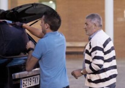 Laureano Oubiña, a la derecha, sale de la cárcel de Palencia, el pasado septiembre.
