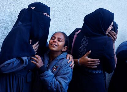 Varias mujeres lloran junto a los cadáveres de sus familiares muertos en un ataque israelí sobre Rafah, este miércoles. 