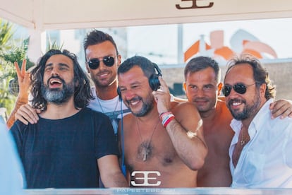 Matteo Salvini, en la cabina del pinchadiscos del Papeete Beach, en Milano Marittima el 3 de agosto de 2019.