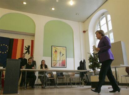 La canciller alemana, Angela Merkel, se acerca a la urna para depositar su voto en Berlín.