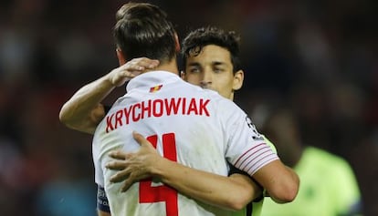 Jesús Navas abraza a Krychowiak tras concluir el partido.