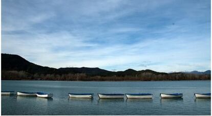 El lago de Banyoles, rodeado de los bellos paisajes de la Garrotxa (Banyoles, Girona).