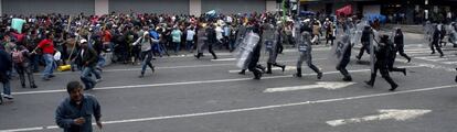 Los policías rodean a manifestantes en el centro del DF.