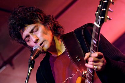 Antonio Vega, en un recitar en la Sala Clamores, de Madrid en 2005.