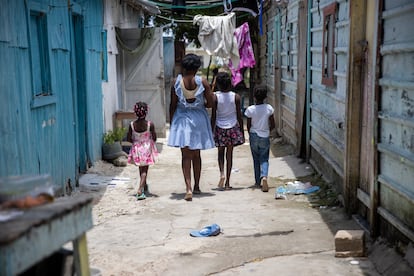 Comunidad de Friusa, Punta Cana, donde la mayoría de los residentes son haitianos. Tras las medidas migratorias anunciadas por el presidente Luis Abinader el 6 de abril de 2025, muchas familias han abandonado la zona por miedo a las constantes redadas, dejando viviendas vacías y negocios cerrados.