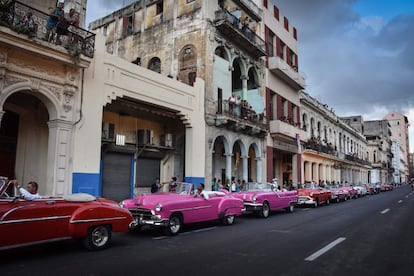 Invitados al primer desfile de la casa de moda Chanel en La Habana (Cuba) llegan al Paseo del Prado.