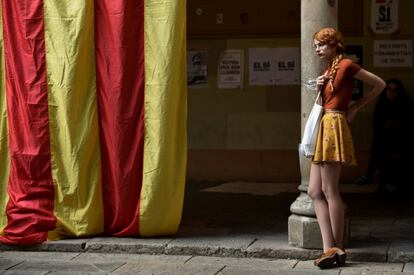 Una estudiante al lado de una gran Estelada en el interior del edificio histórico de la Universitat de Barcelona. 