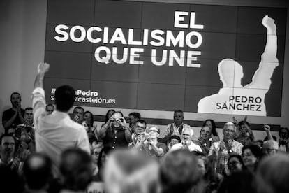 20.30h. Decenas de militantes socialistas aplauden la llegada de Pedro Sánchez en la sede del PSC. Él levanta el puño, como hace siempre ante las cámaras. El acto terminará con el tema Febrero, de La habitación roja, sonando.