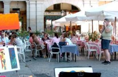 En la imagen, varios turistas toman un aperitivo en una terraza de la Plaza Mayor de Madrid. EFE/Archivo