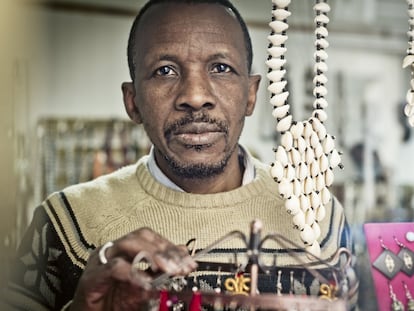 Abdooulaye Maiga en su tienda / Foto Demian Ortiz