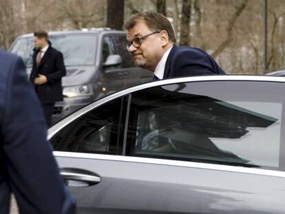 El primer ministro finlandés, Juha Sipila, llega a la reunión con su gabinete para presentar su dimisión, este viernes en Helsinki. 