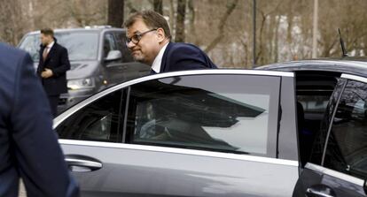 El primer ministro finlandés, Juha Sipila, llega a la reunión con su gabinete para presentar su dimisión, este viernes en Helsinki.