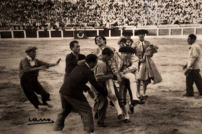 Manolete es llevado en brazos tras la cogida que le causaría la muerte. 