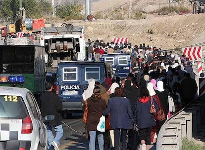 Entre 100 y 150 vecinos de la Cañada Real Galiana han recorrido a pie la distancia que separa su poblado de la Junta Municipal del distrito madrileño de Vicálvaro en protesta por el derrumbe de una vivienda, que degeneró en una batalla con la policía.