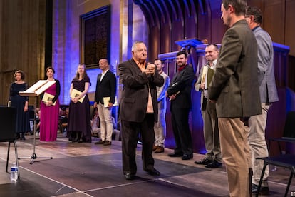 Paul Van Nevel (en el centro), en su gesto característico de agradecimiento, uno por uno, a sus cantantes al final del concierto del Huelgas Ensemble en la catedral de Utrecht el domingo por la tarde.