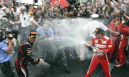 Webber y Fernando Alonso celebran la primera y la tercera posición, respectivamente, al término del GP de Mónaco