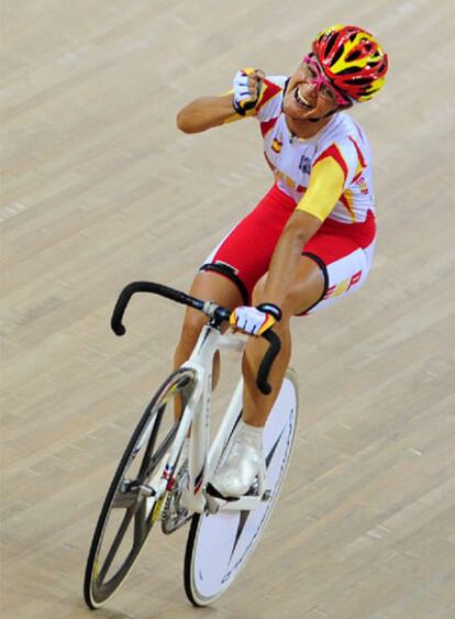 Leire Olaberria celebra la medalla de bronce conseguida.