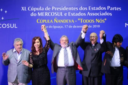 De izquierda a derecha, los presidentes de Uruguay, José Mujica; Argentina, Cristina Kirchner; Brasil, Luiz Inácio Lula da Silva; Paraguay, Fernando Lugo, y Bolivia, Evo Morales, posan en la Cumbre del Mercosur en Foz de Iguazú (Brasil).