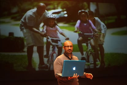 Fernando César, creador y director de la red Socialtrend, en el auditorio de Vilagarcía.