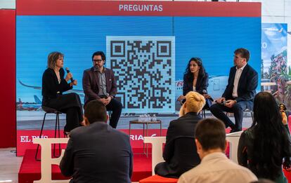 Teresa Parejo, Raúl Manuel Mejía, Gabriela Niño y Federico Rivas hablan durante el foro de Sostenibilidad y conectividad aérea en Ciudad de México, el 12 de marzo.