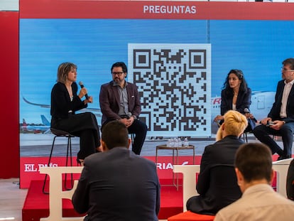 Teresa Parejo, Raúl Manuel Mejía, Gabriela Niño y Federico Rivas hablan durante el foro de Sostenibilidad y conectividad aérea en Ciudad de México, el 12 de marzo.