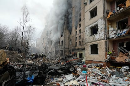 Los bomberos luchan contra las llamas tras el ataque ruso de este martes en Kiev.