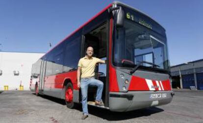 El director del museo, Guillermo Deike, en uno de los autobuses reparados y reformados para el museo.