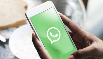 Logotipo de WhatsApp con fondo verde en un móvil