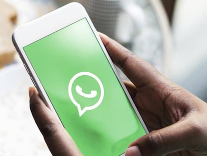 Logotipo de WhatsApp con fondo verde en un móvil