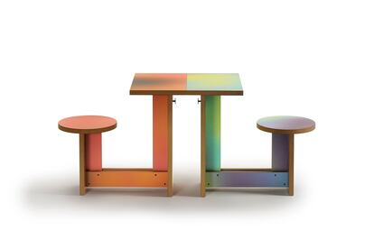 Pupitres Suricata, diseño de Inma Bermúdez junto a los estampados de color de Estudio Sancal y la empresa de soluciones de madera Finsa.