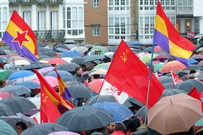 A pesar del mal tiempo miles de personas se han manifestado en Ferrol para protestar por la difícil situación que vive la ciudad