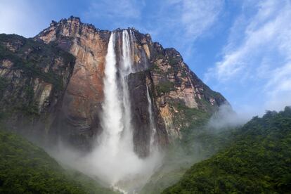 Tras sobrevolar el paisaje surrealista de tepuyes (montañas de cimas planas) hasta el Parque Nacional Canaima de Venezuela y aterrizar junto a las cascadas teñidas de rosa de la laguna homónima, aún quedan cinco horas de travesía fluvial a través de selva exuberante. Desde el Mirador Laime se puede ver <a href="https://elviajero.elpais.com/elviajero/2017/07/18/album/1500372912_377740.html" target="_blank">el Salto Ángel,</a> la catarata más alta del mundo que se precipita atronadora durante 979 metros desde la meseta de Auyantepui. 807 metros son en caída libre, por lo que es también el mayor salto de agua en caída libre ininterrumpida. El viajero puede nadar mientras contempla la cortina de agua, y dormir luego en un campamento de hamacas, con la serenata de la selva crepuscular.